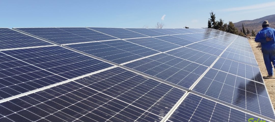 Champ de panneaux photovoltaïques installé par SOLAIRE PLUS